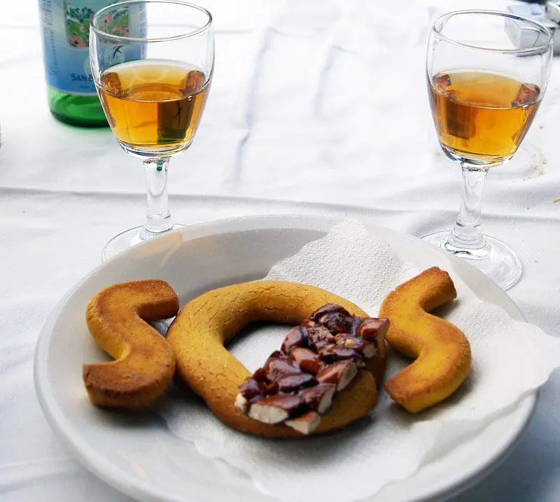 Buranelli or Bussolai that can be enjoyed as they are or dipped in wine or Marsala