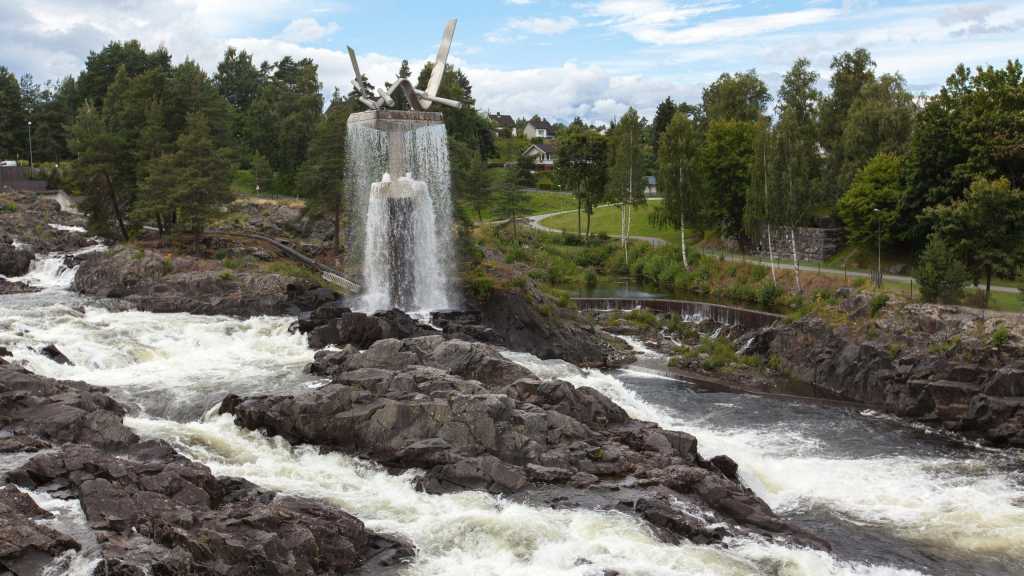 Visit this waterside location the makes the city of Hønefoss in Ringerike very photogenic . Photo: Expedia