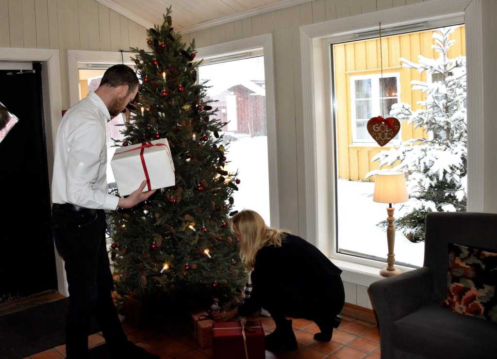 GIFTS FOR EVERYONE: The children who come must submit a wish list in advance, so that everyone gets something they want for Christmas. Photo: Ingvild Drange Tronhus