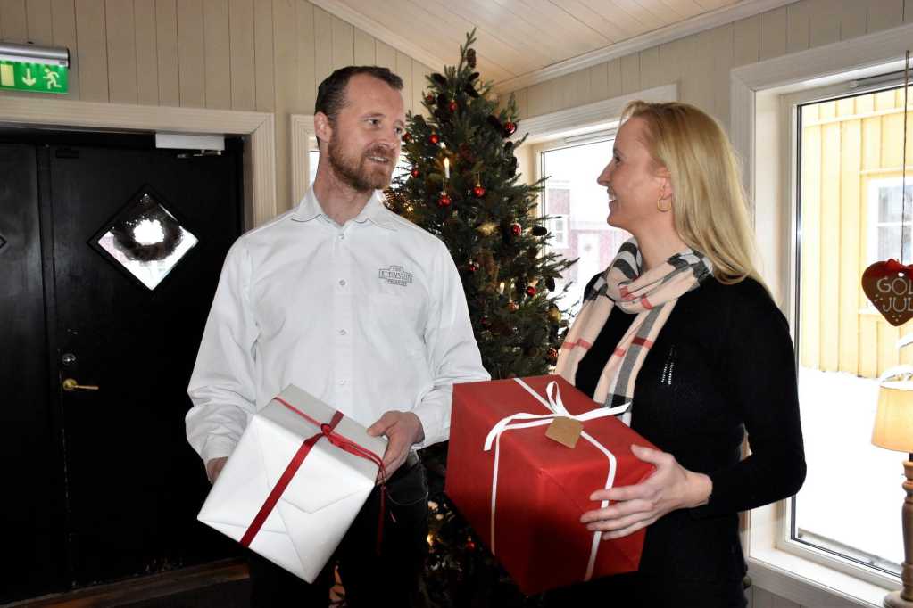 GIVING UP THEIR TIME: Andy and Linda bring their families to a different kind of Christmas celebration. Photo: Ingvild Drange Tronhus