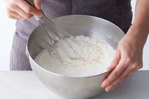 Mix and sift separately 150 g of '00 flour, 150 g of rice flour, the yeast and a pinch of salt.